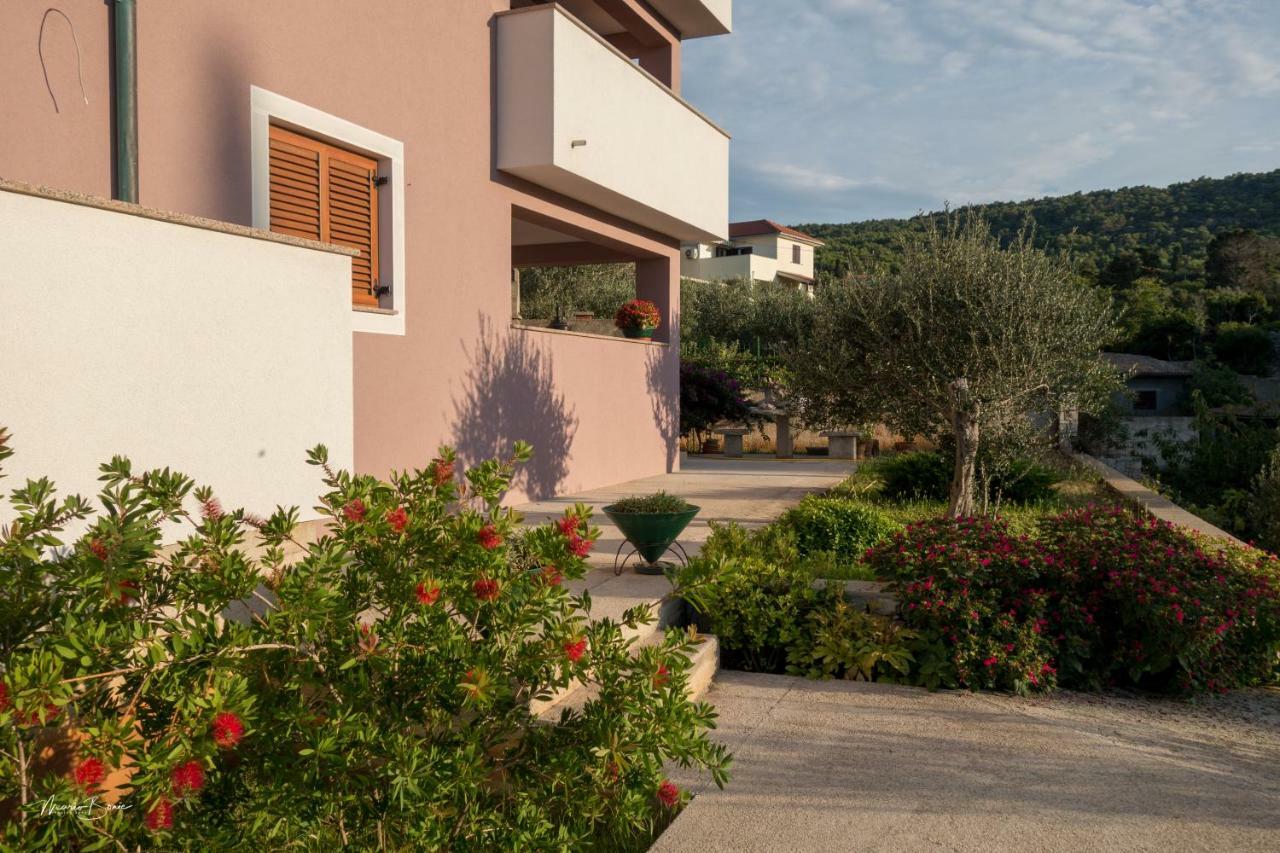 Amaryllis Residence, Apartment Diana & Deluxe Rooms With Shared Kitchen Veli Lošinj Exterior foto